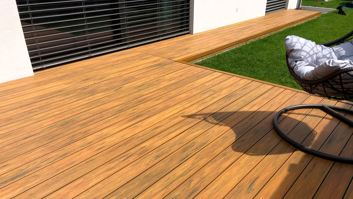 Terrasse aus Premium WPC-Terrassendielen in der Farbe Amber