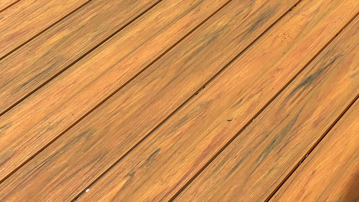 Terrasse aus Premium WPC-Terrassendielen in der Farbe Amber