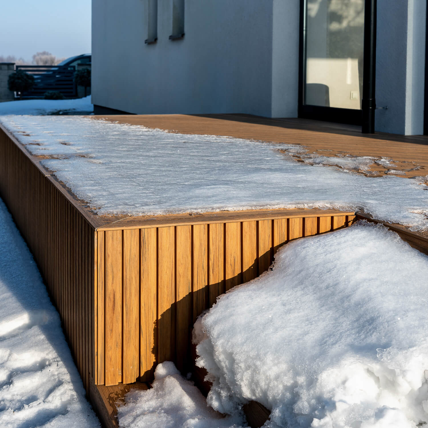 Winterterrasse aus Terrassendielen und Fassadenlamellen in Eiche Winchester