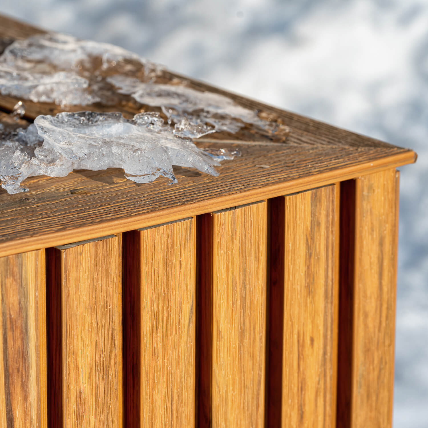 Winterterrasse aus Terrassendielen und Fassadenlamellen in Eiche Winchester