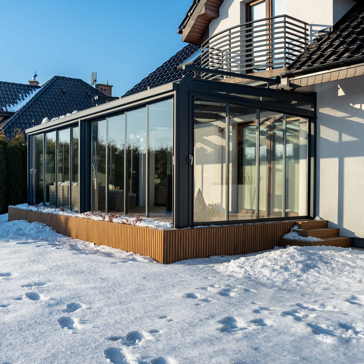 Winterterrasse aus Terrassendielen und Fassadenlamellen in Eiche Winchester