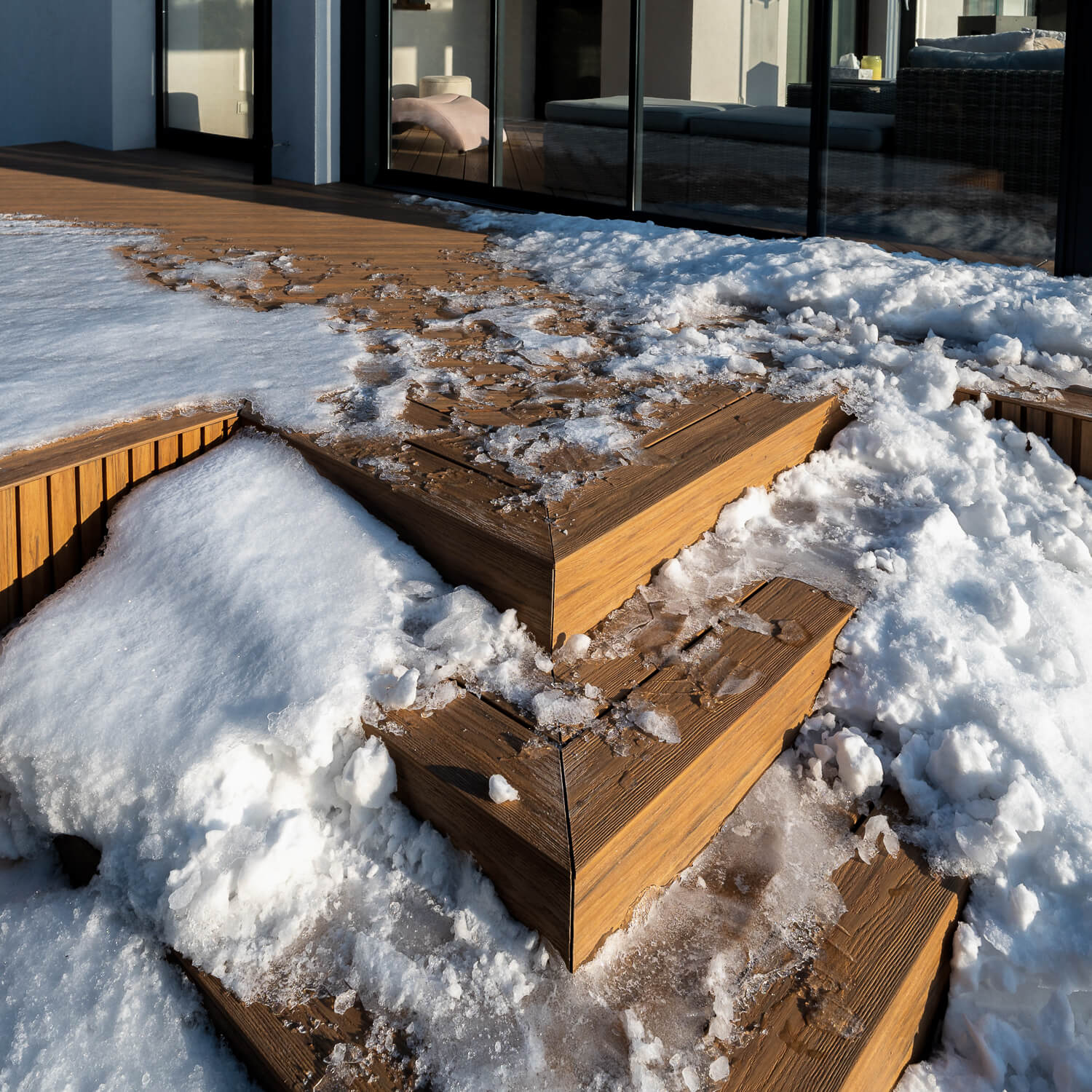 Winterterrasse aus Terrassendielen und Fassadenlamellen in Eiche Winchester