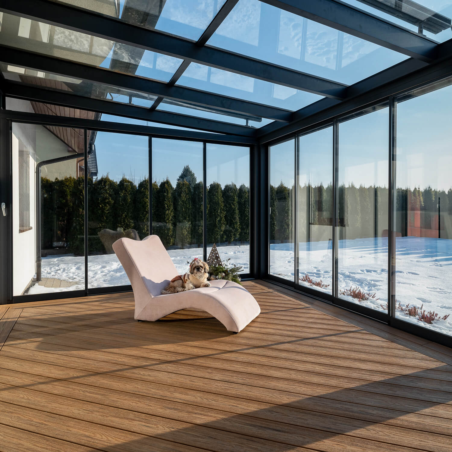 Winterterrasse aus Terrassendielen und Fassadenlamellen in Eiche Winchester