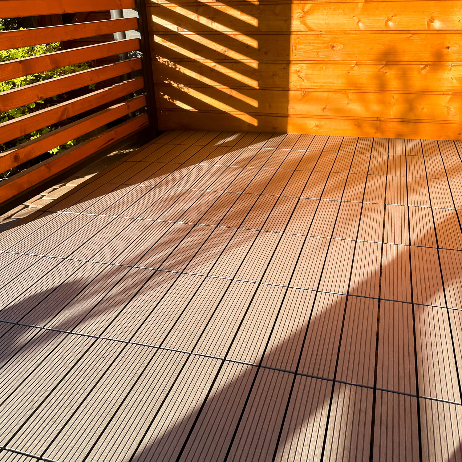 Terrasse aus Standard-WPC-Terrassenfliesen in Grau