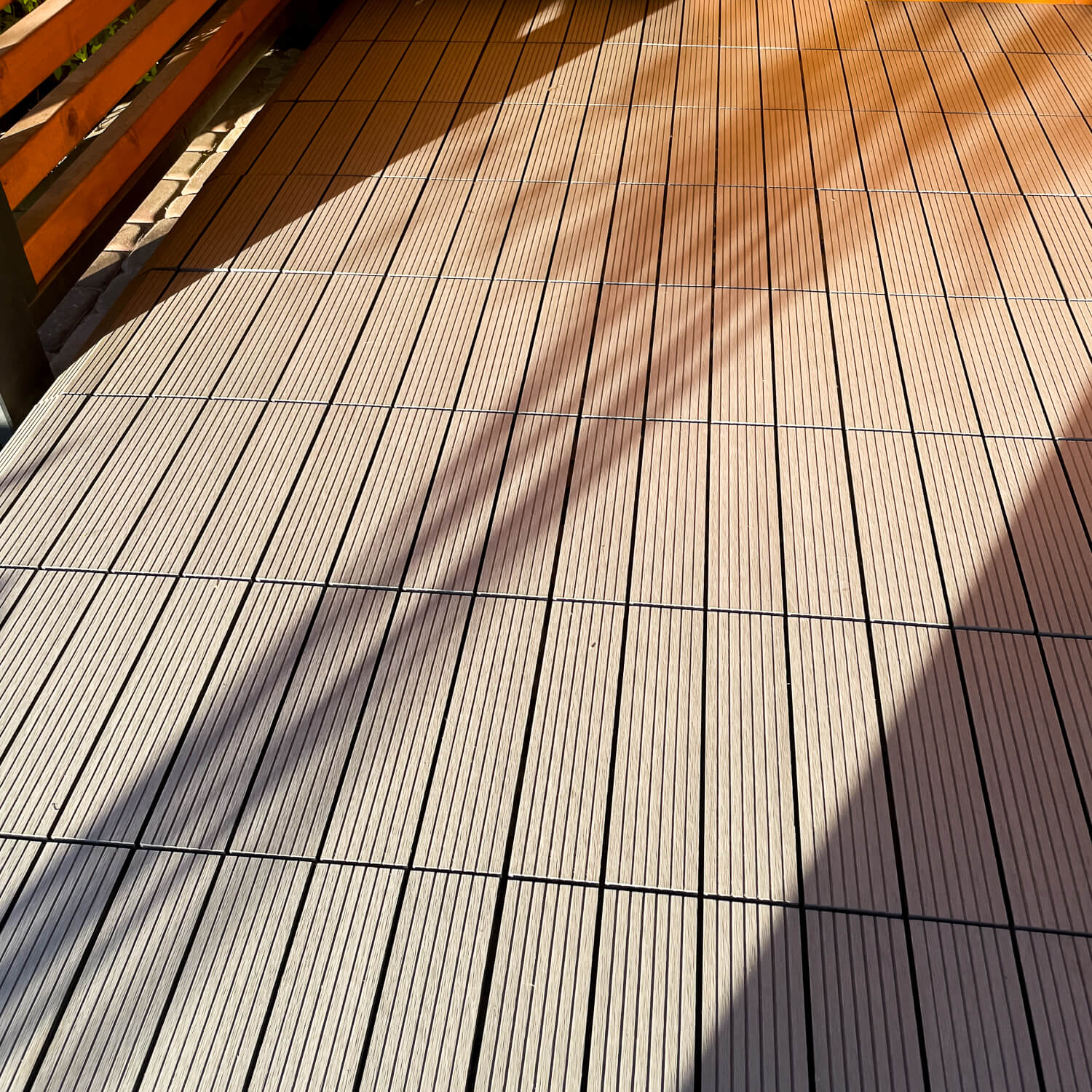 Terrasse aus Standard-WPC-Terrassenfliesen in Grau