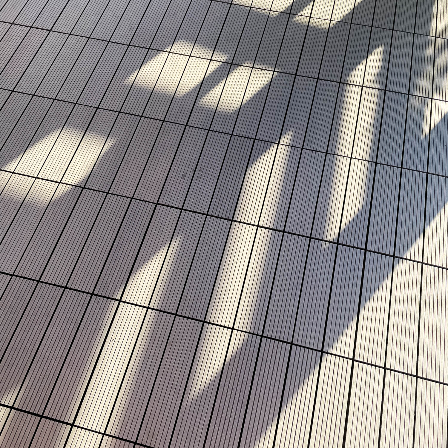Terrasse aus Standard-WPC-Terrassenfliesen in Grau