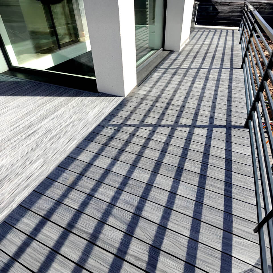 Geräumige Terrasse mit Premium Verbunddielen in Grau