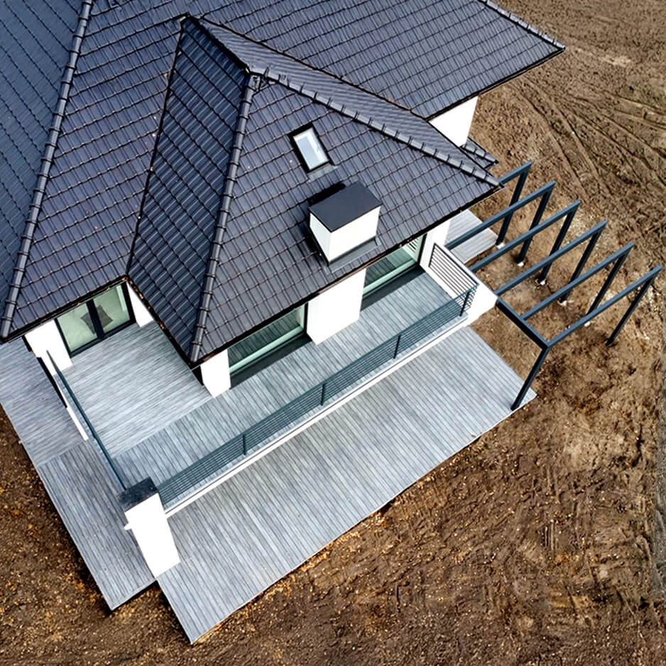 Geräumige Terrasse mit Premium Verbunddielen in Grau