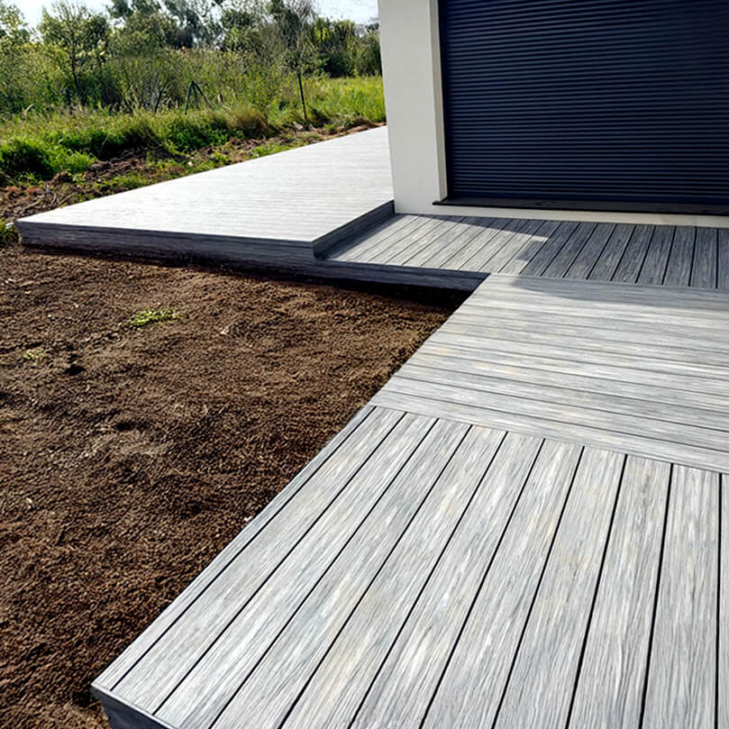 Geräumige Terrasse mit Premium Verbunddielen in Grau