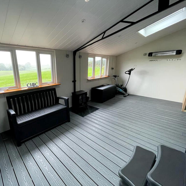 Entspannung und Design vereint – Innenbereich mit 3D Classic WPC-Diele in Grau