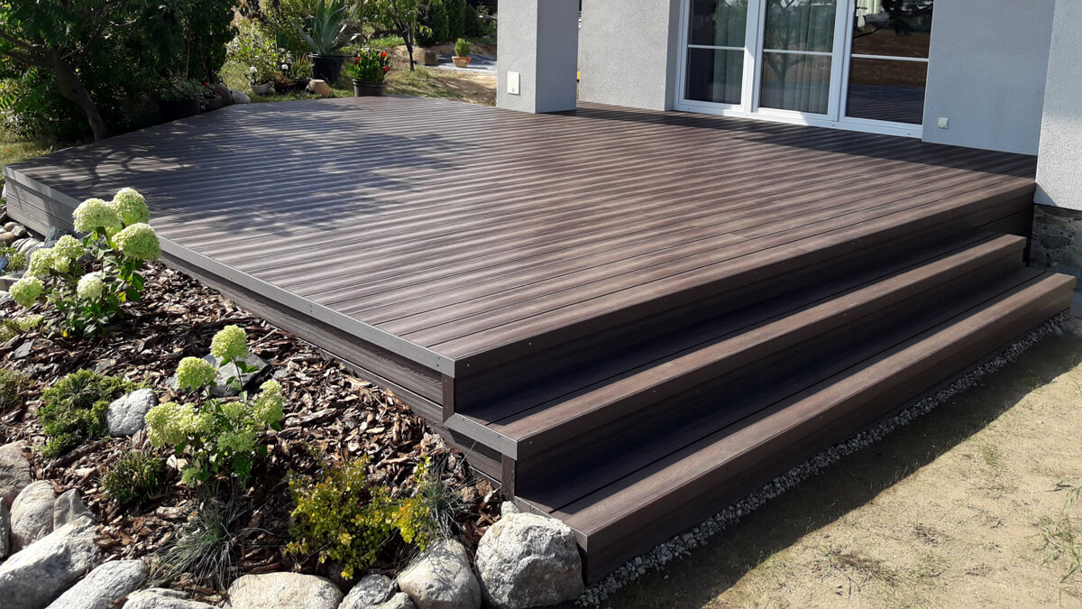 Terrasse mit Treppen - WPC Terrassendielen 3D Braun