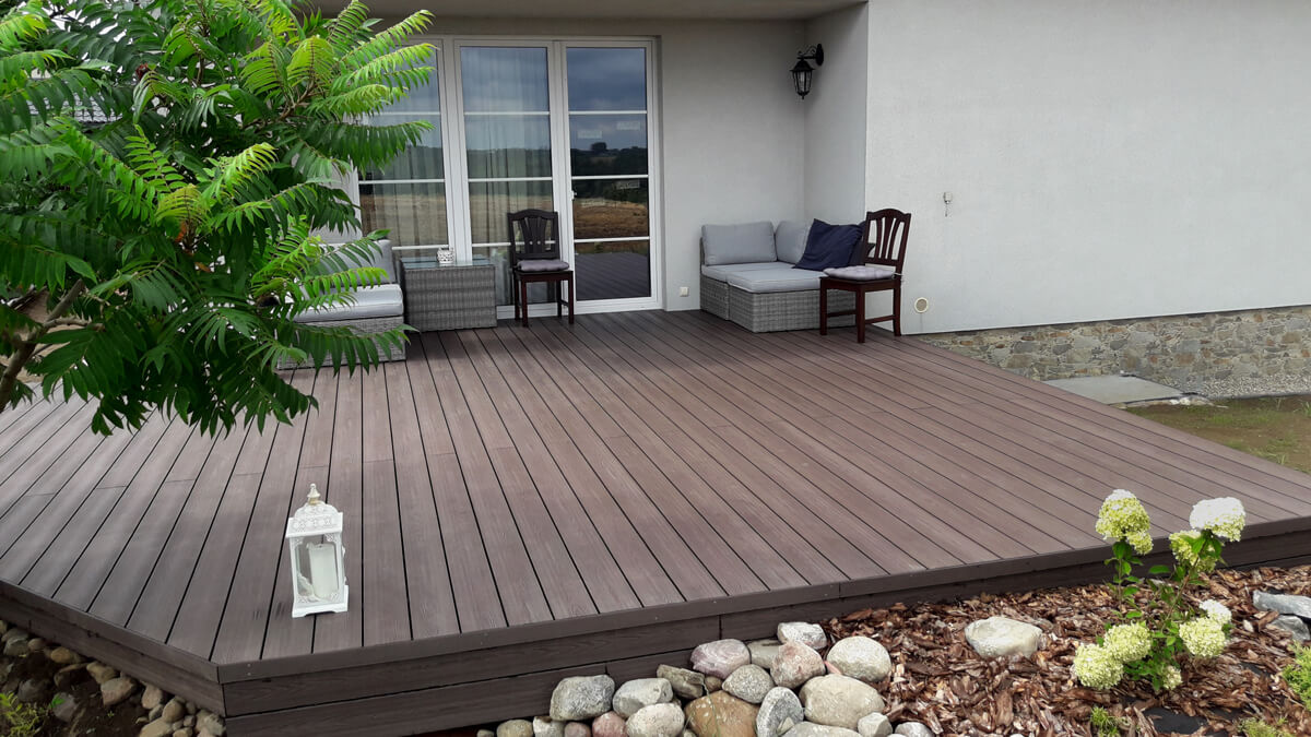 Terrasse mit Treppen - WPC Terrassendielen 3D Braun