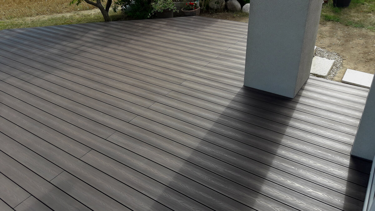 Terrasse mit Treppen - WPC Terrassendielen 3D Braun