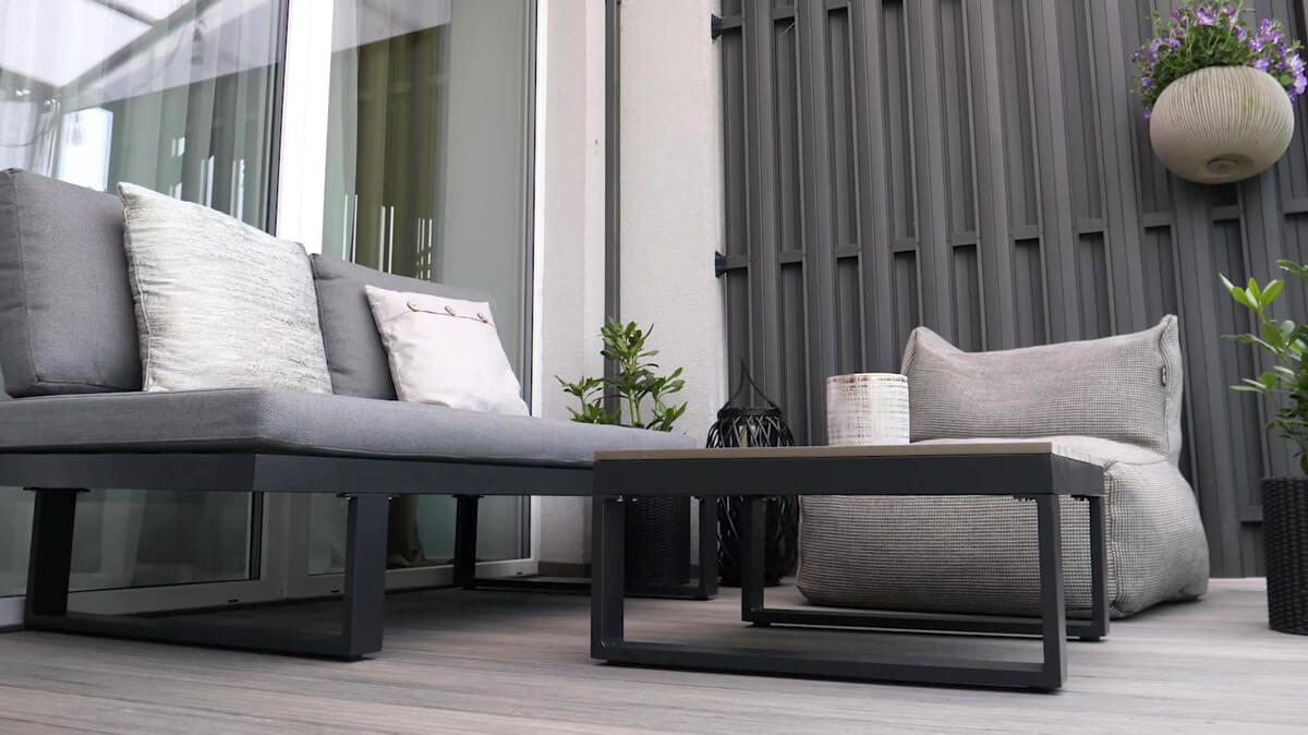 Niedrige Terrasse mit WPC Terrassendielen Premium Antique