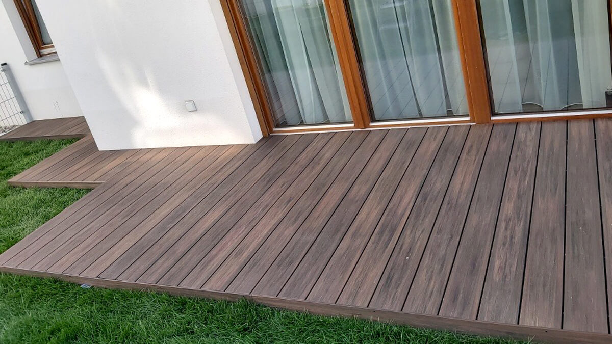 Terrasse aus WPC Terrassendielen Premium Redwood