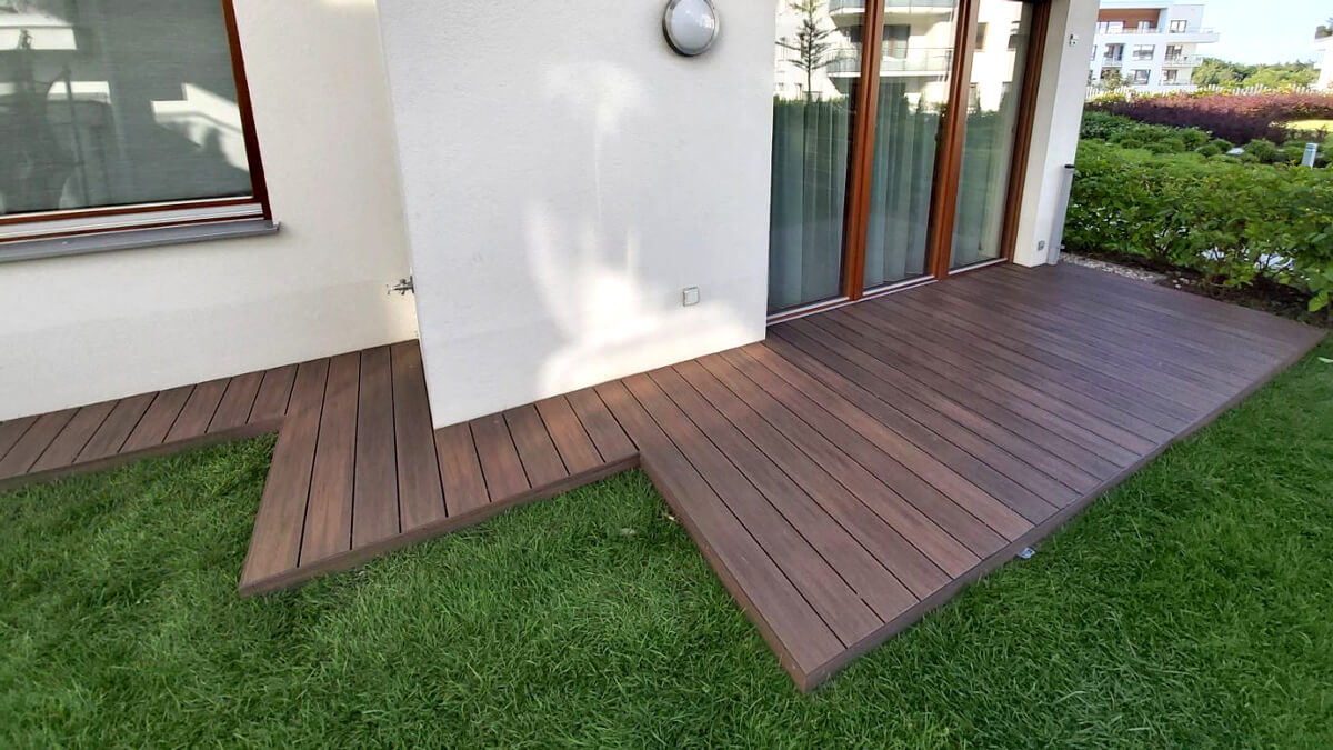 Terrasse aus WPC Terrassendielen Premium Redwood