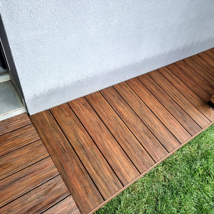 Terrasse mit Feuerstelle – Aus Premium-Redwood-Terrassendielen gefertigt