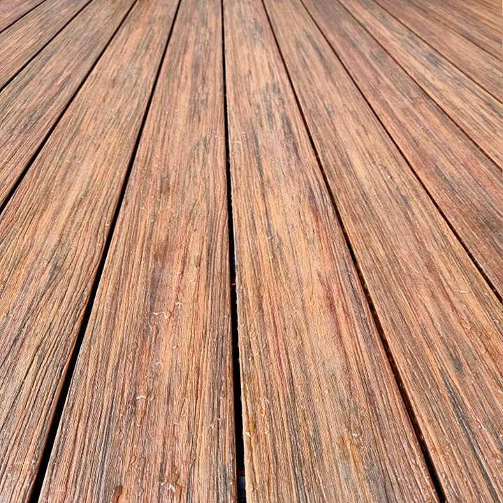 Terrasse mit Feuerstelle – Aus Premium-Redwood-Terrassendielen gefertigt