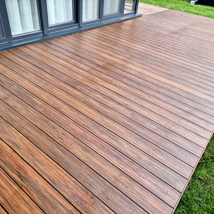 Terrasse mit Feuerstelle – Aus Premium-Redwood-Terrassendielen gefertigt