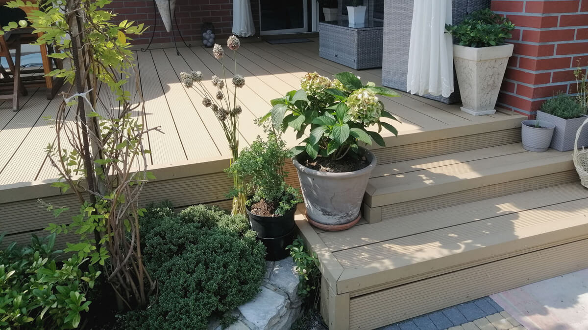 Terrasse mit Treppen - WPC Terrassendielen Standard Honig Teak