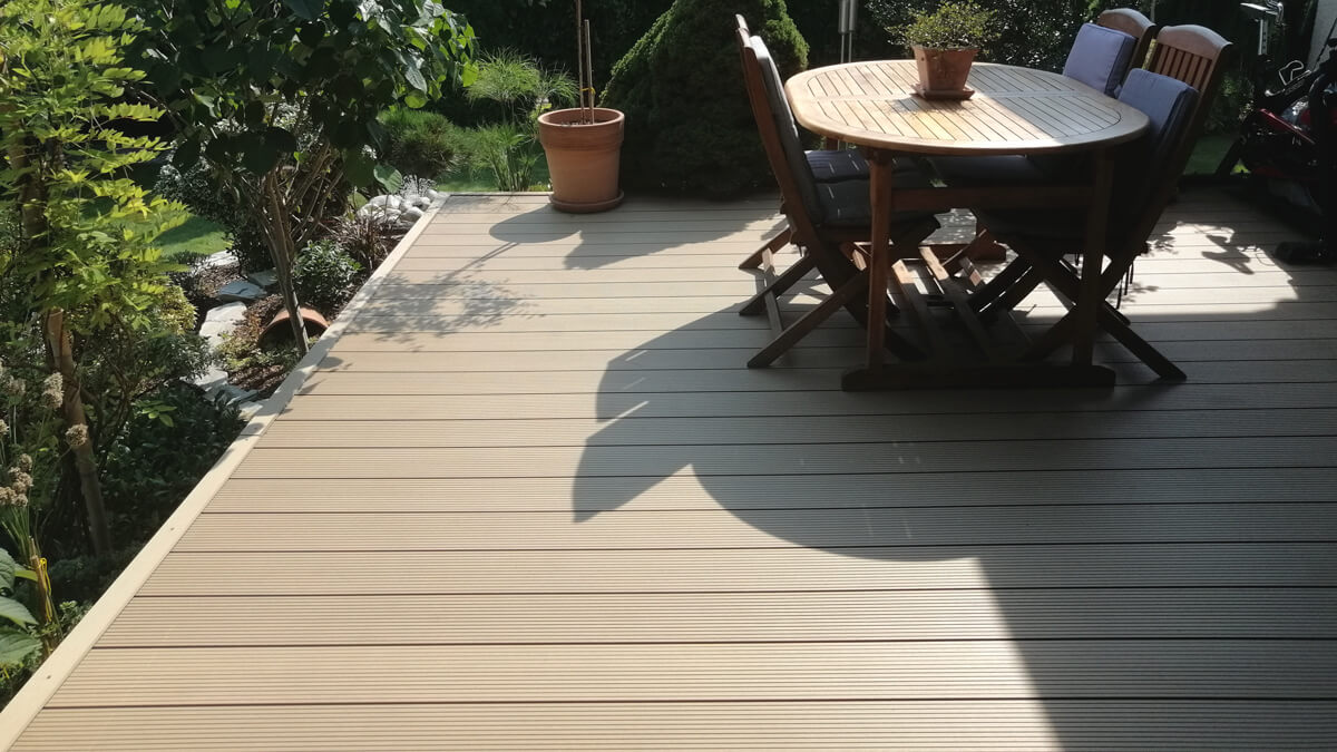 Terrasse mit Treppen - WPC Terrassendielen Standard Honig Teak