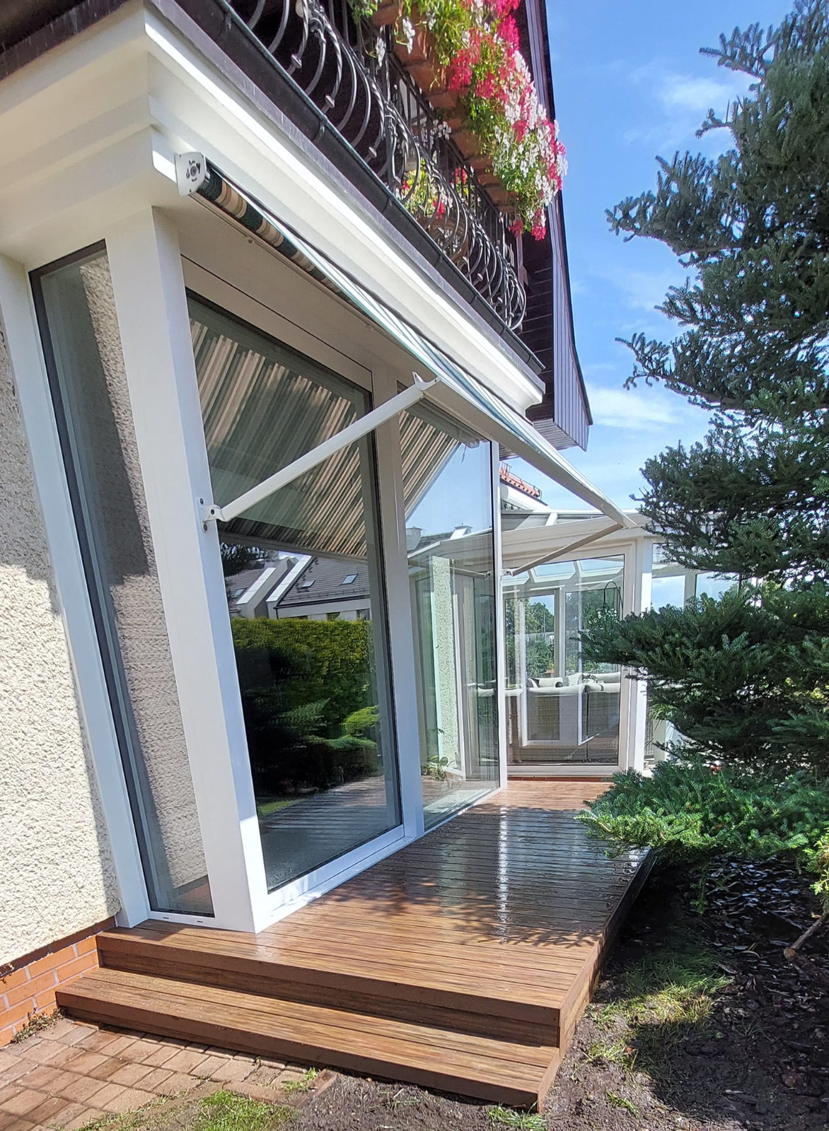 Premium-Redwood-Terrasse – eine natürliche Erweiterung des Gartens