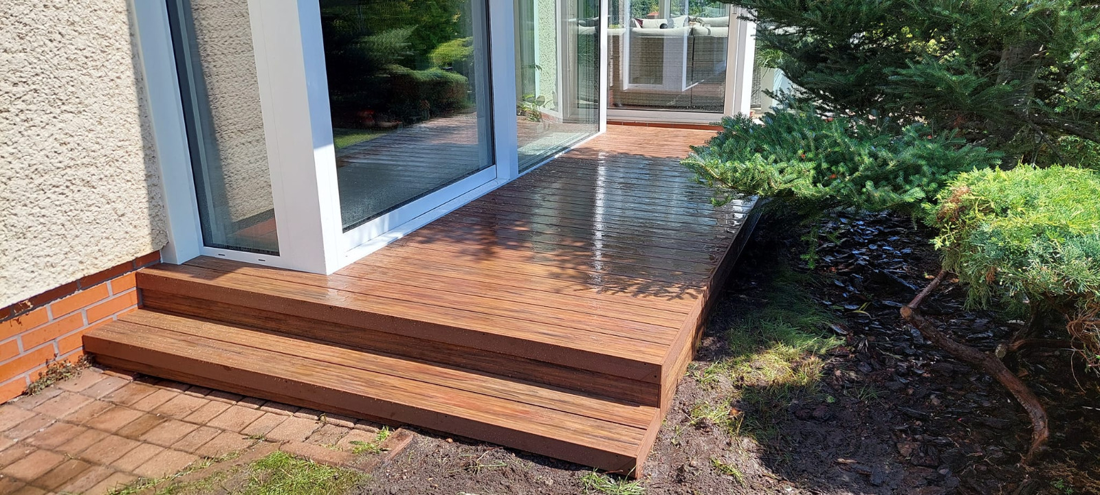 Premium-Redwood-Terrasse – eine natürliche Erweiterung des Gartens