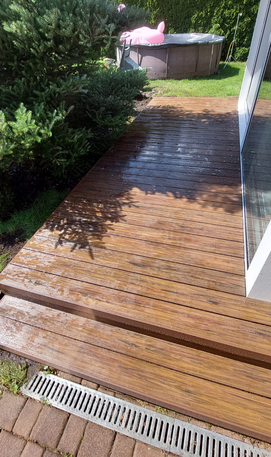 Premium-Redwood-Terrasse – eine natürliche Erweiterung des Gartens