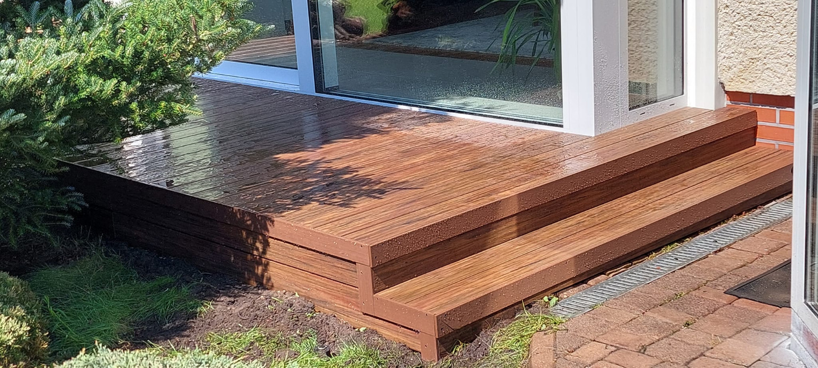 Premium-Redwood-Terrasse – eine natürliche Erweiterung des Gartens