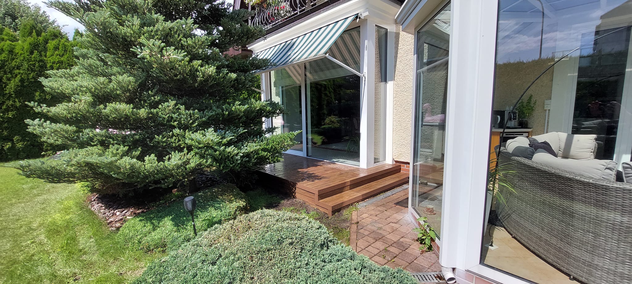 Premium-Redwood-Terrasse – eine natürliche Erweiterung des Gartens