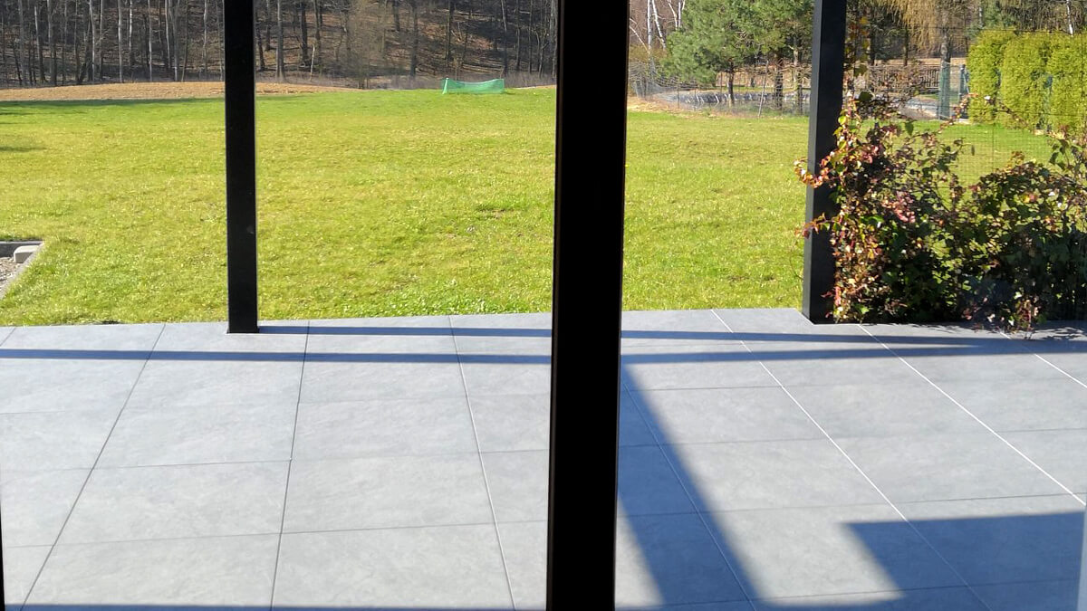 Terrasse in Danzig aus Feinsteinzeug Terrassenplatten Sierra Gray