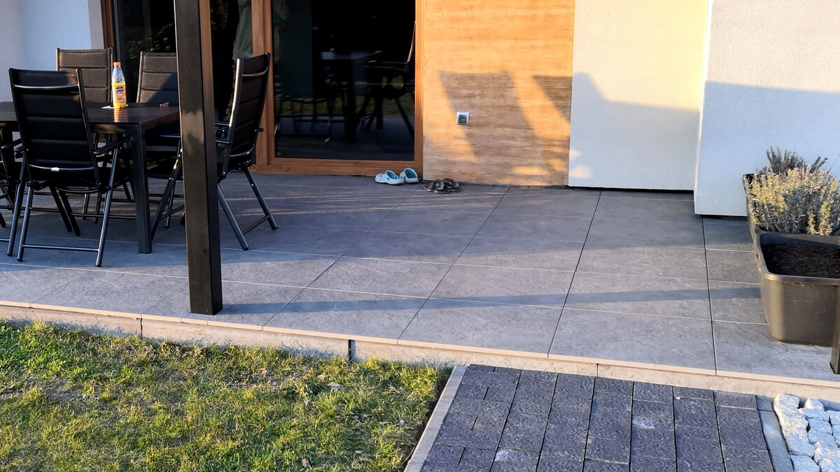 Terrasse in Danzig aus Feinsteinzeug Terrassenplatten Sierra Gray