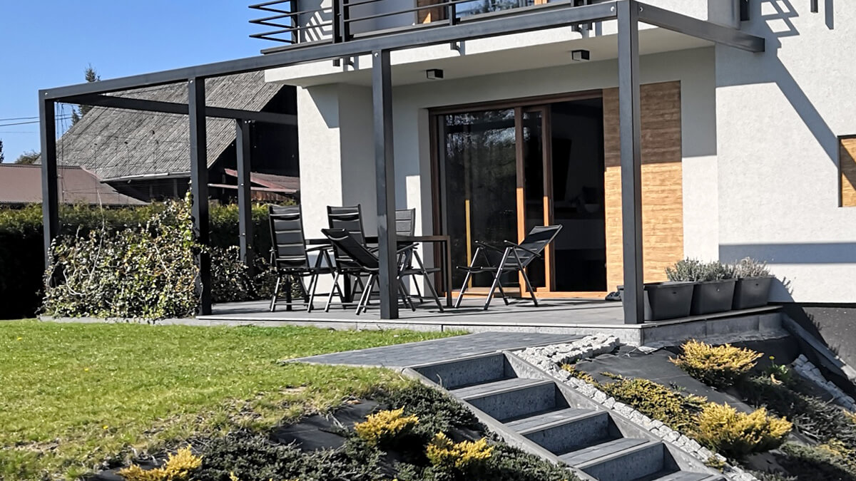 Terrasse in Danzig aus Feinsteinzeug Terrassenplatten Sierra Gray
