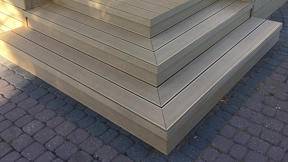 Treppen und hohe Terrasse aus WPC Terrassendielen Standard Honig Teak