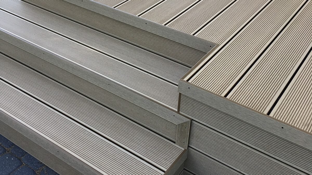 Treppen und hohe Terrasse aus WPC Terrassendielen Standard Honig Teak