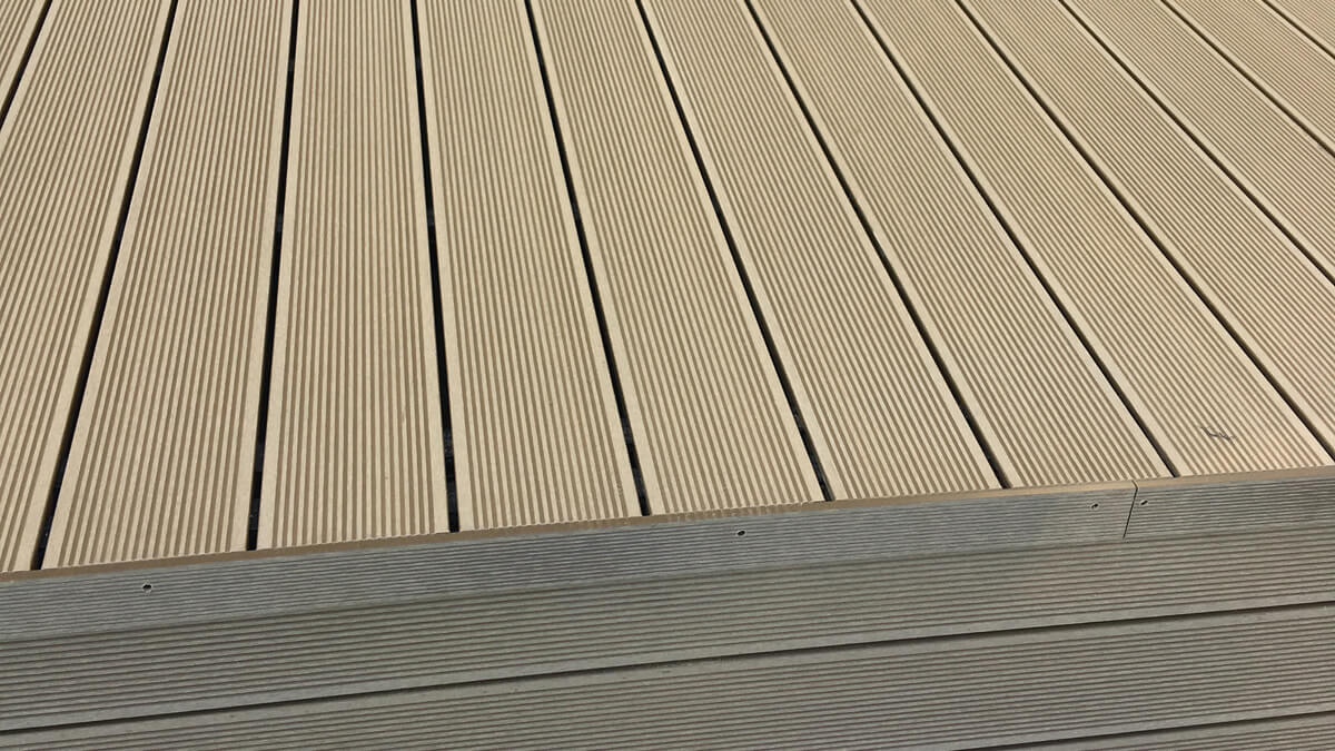 Treppen und hohe Terrasse aus WPC Terrassendielen Standard Honig Teak