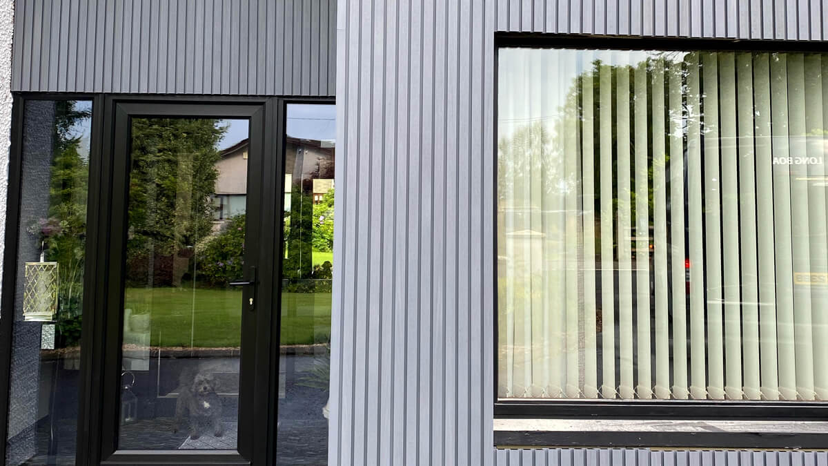 Verkleidung der Eingangstür - WPC Fassaden Gray