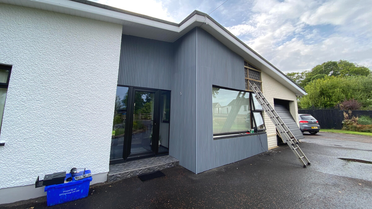 Verkleidung der Eingangstür - WPC Fassaden Gray