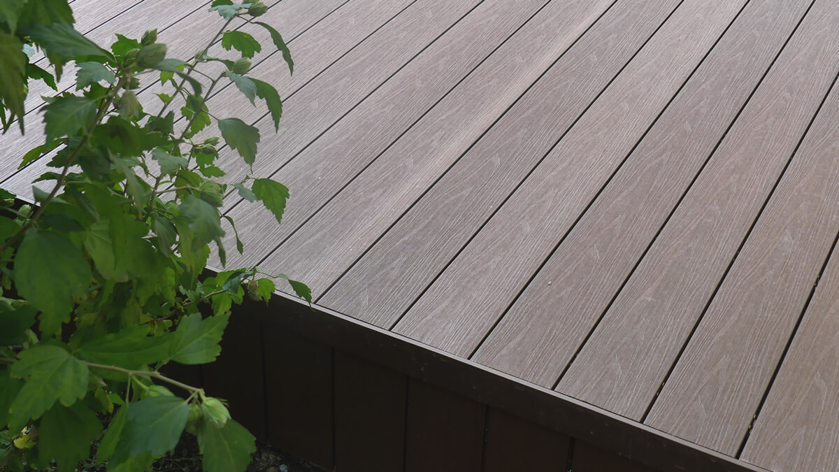 Abgerundete Terrasse aus WPC Terrassendielen Premium Redwood