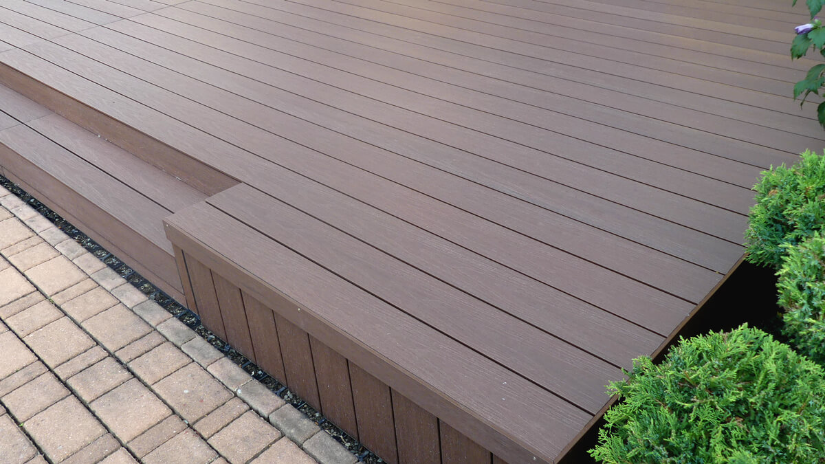 Abgerundete Terrasse aus WPC Terrassendielen Premium Redwood