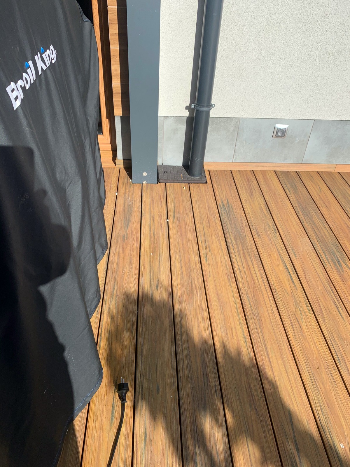 Verkleidung und Terrasse für Schwimmbäder aus WPC Terrassendielen Premium Amber