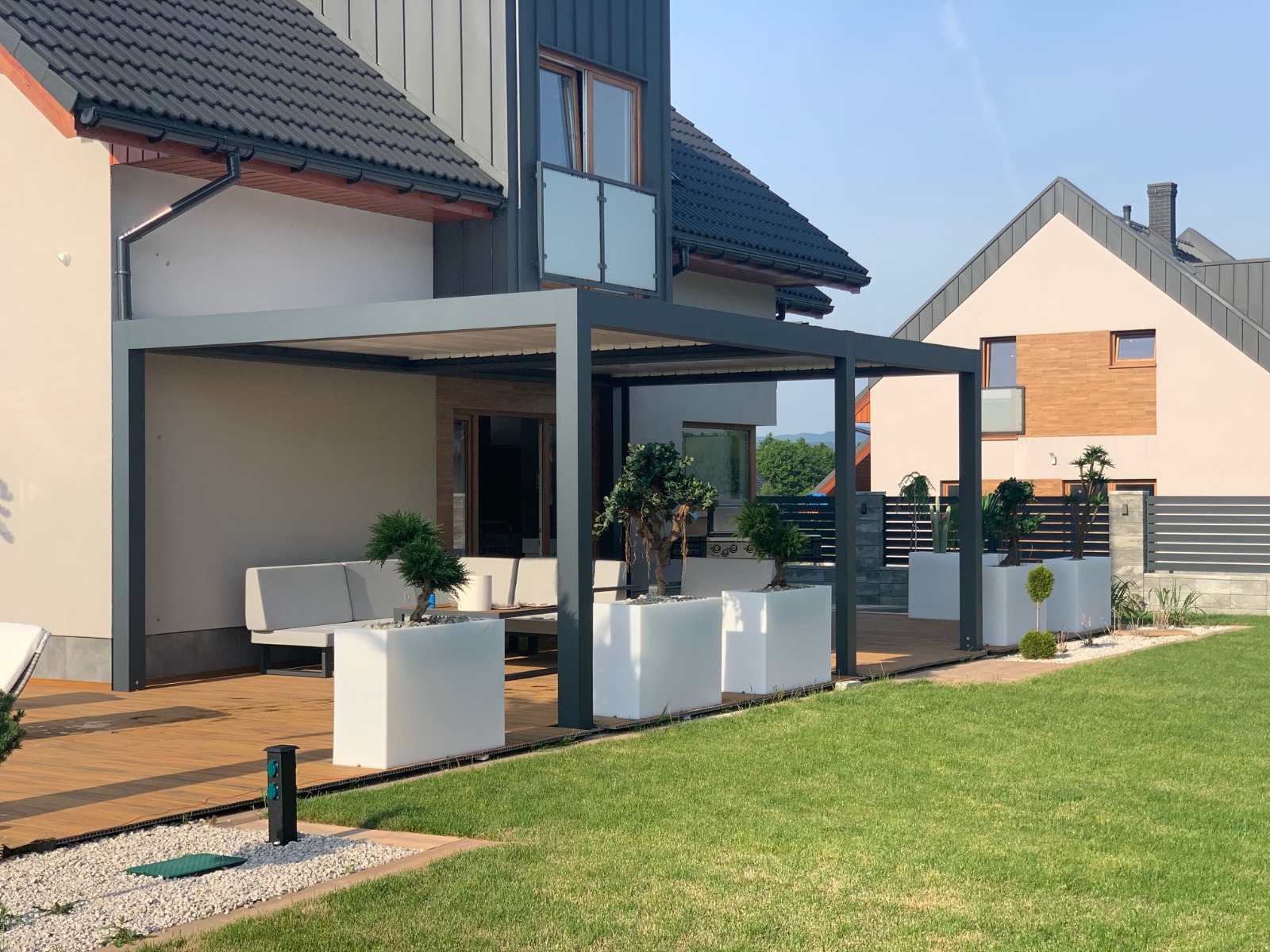 Verkleidung und Terrasse für Schwimmbäder aus WPC Terrassendielen Premium Amber