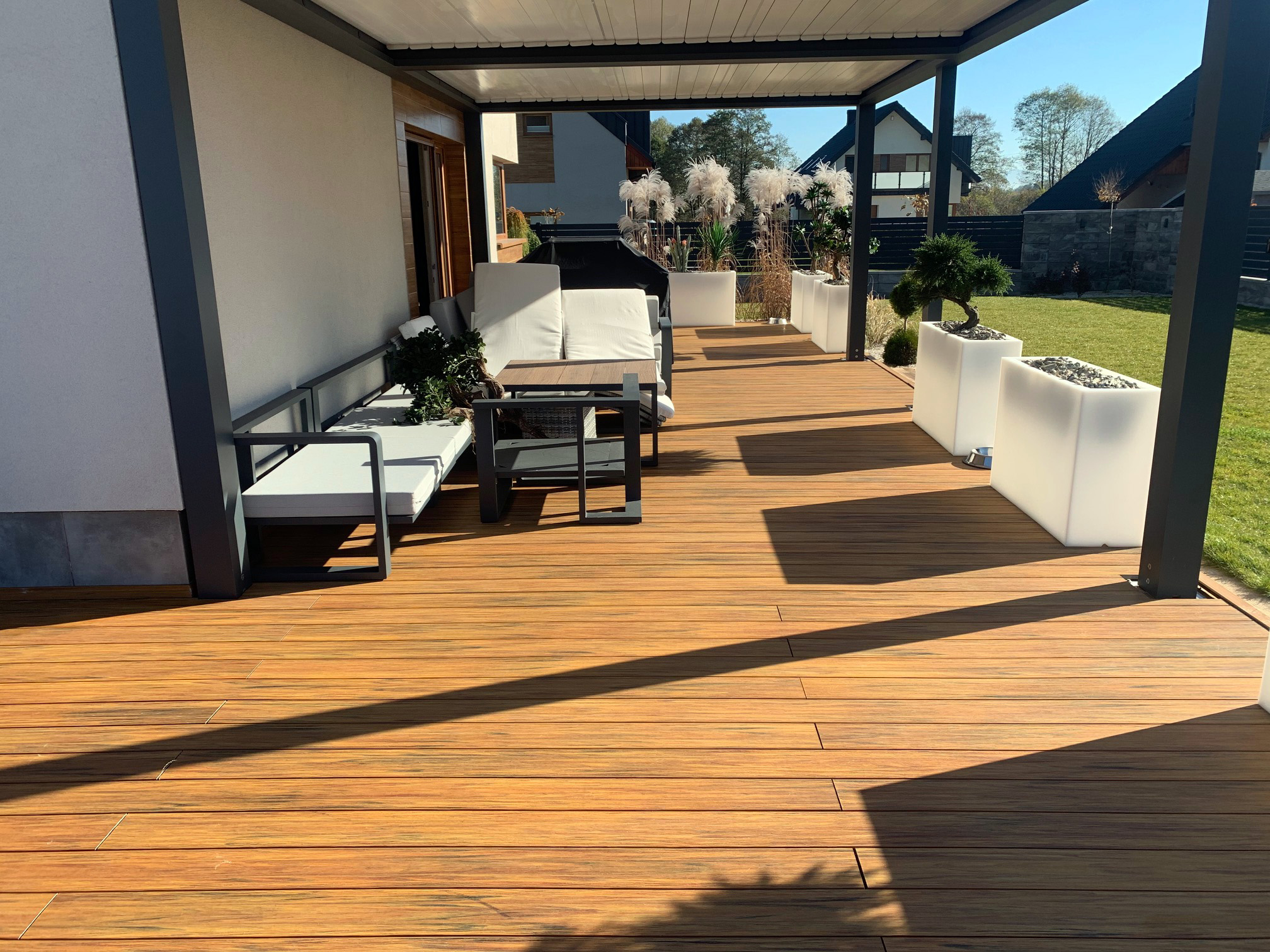 Verkleidung und Terrasse für Schwimmbäder aus WPC Terrassendielen Premium Amber