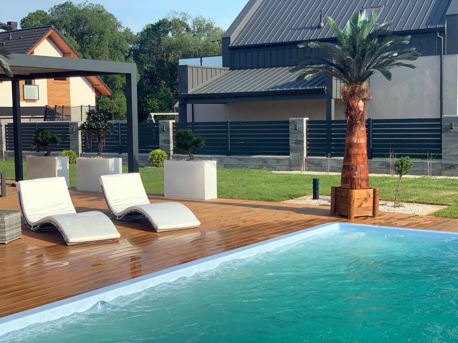 Verkleidung und Terrasse für Schwimmbäder aus WPC Terrassendielen Premium Amber