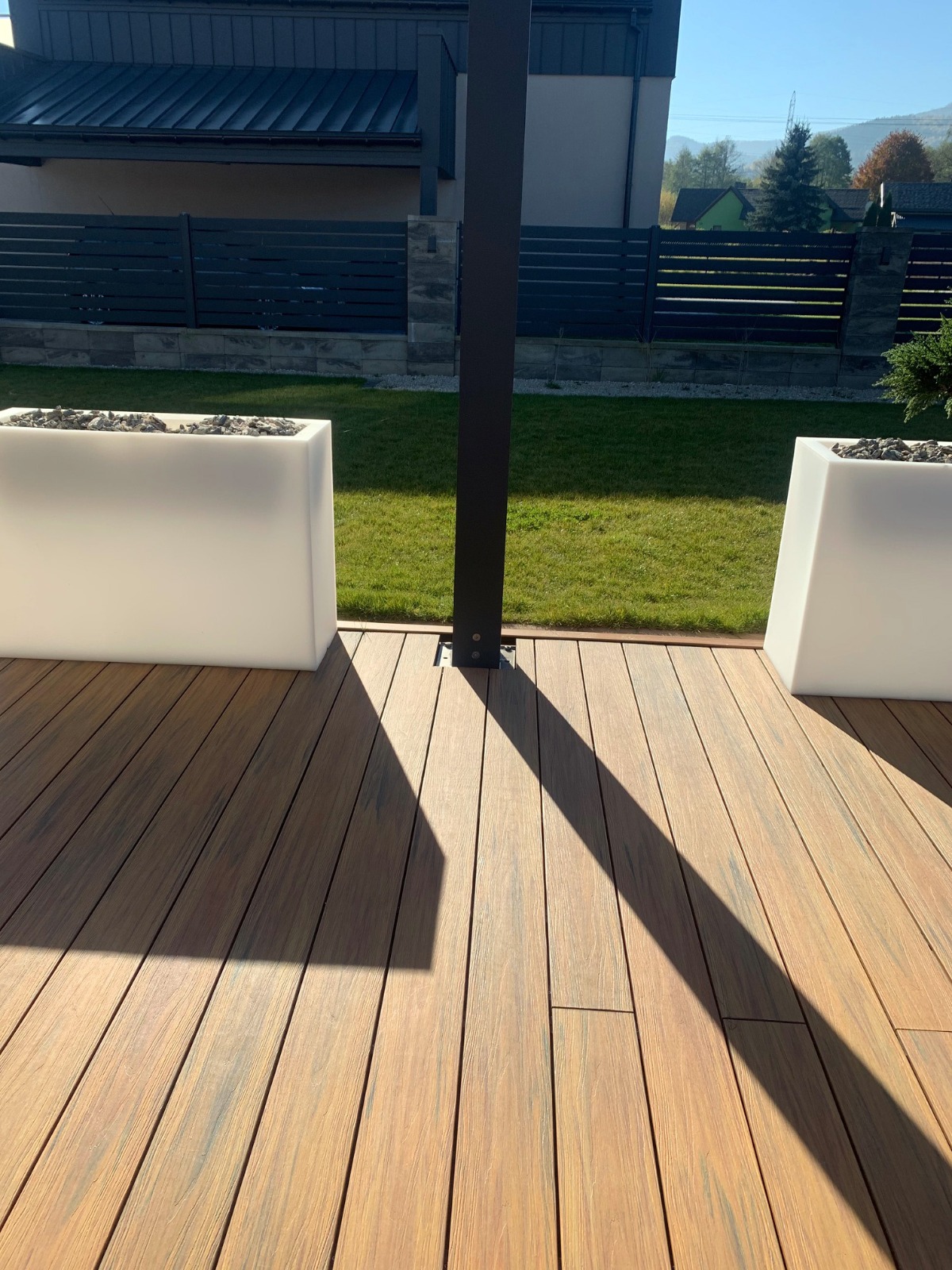 Verkleidung und Terrasse für Schwimmbäder aus WPC Terrassendielen Premium Amber
