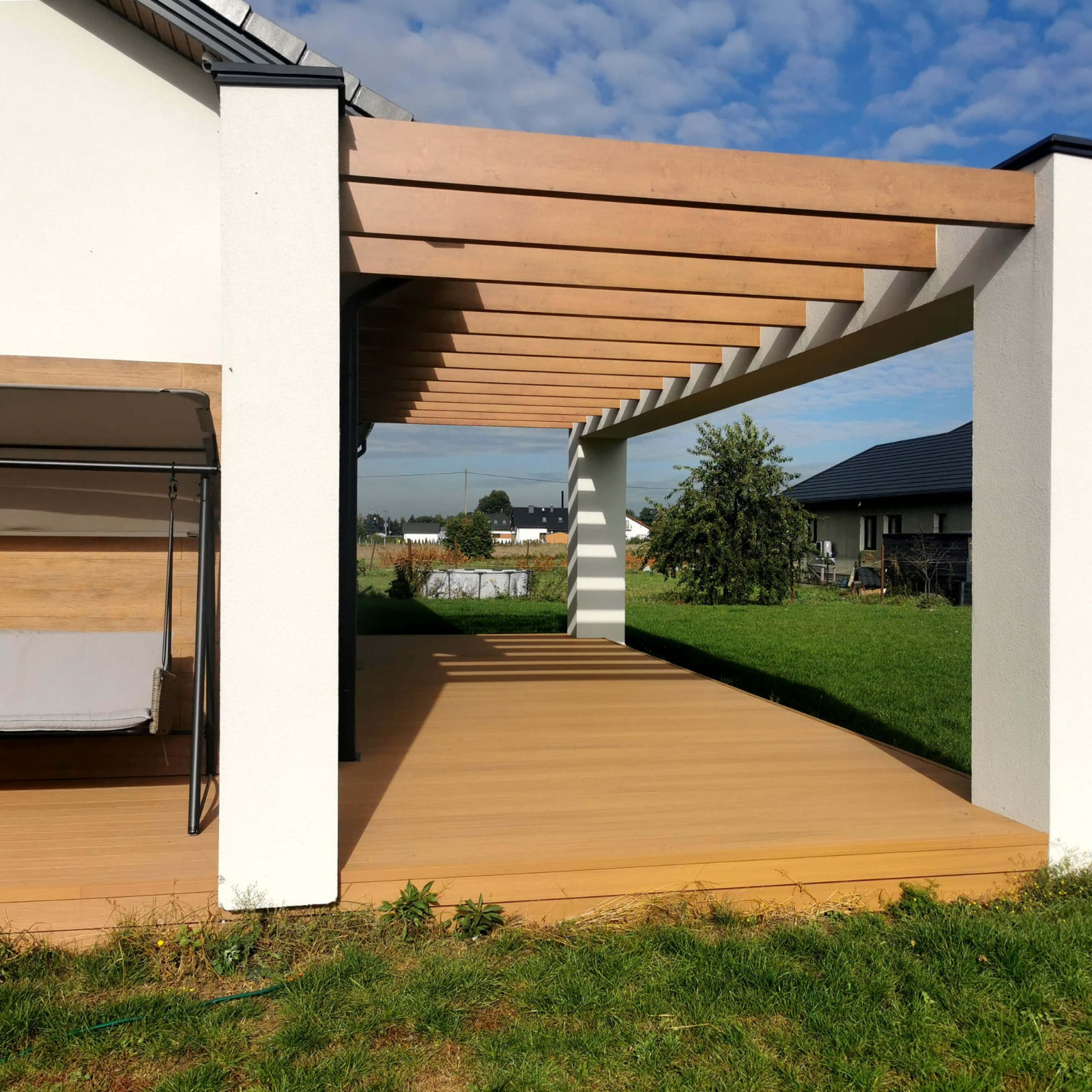 Terrassengestaltung mit Premium WPC Terrassendielen in der Farbe Natur-Eiche