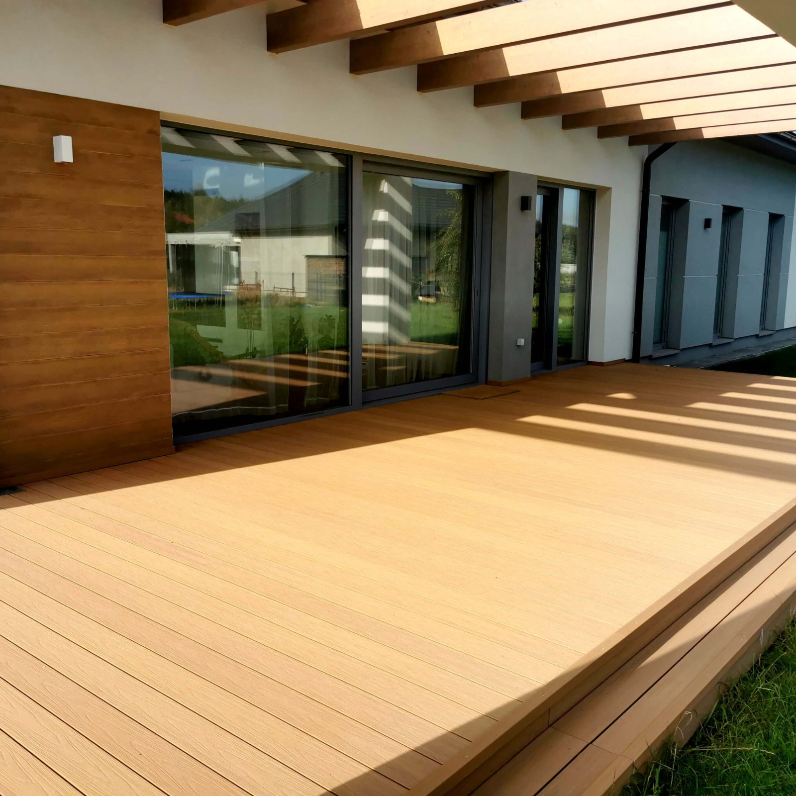 Terrassengestaltung mit Premium WPC Terrassendielen in der Farbe Natur-Eiche