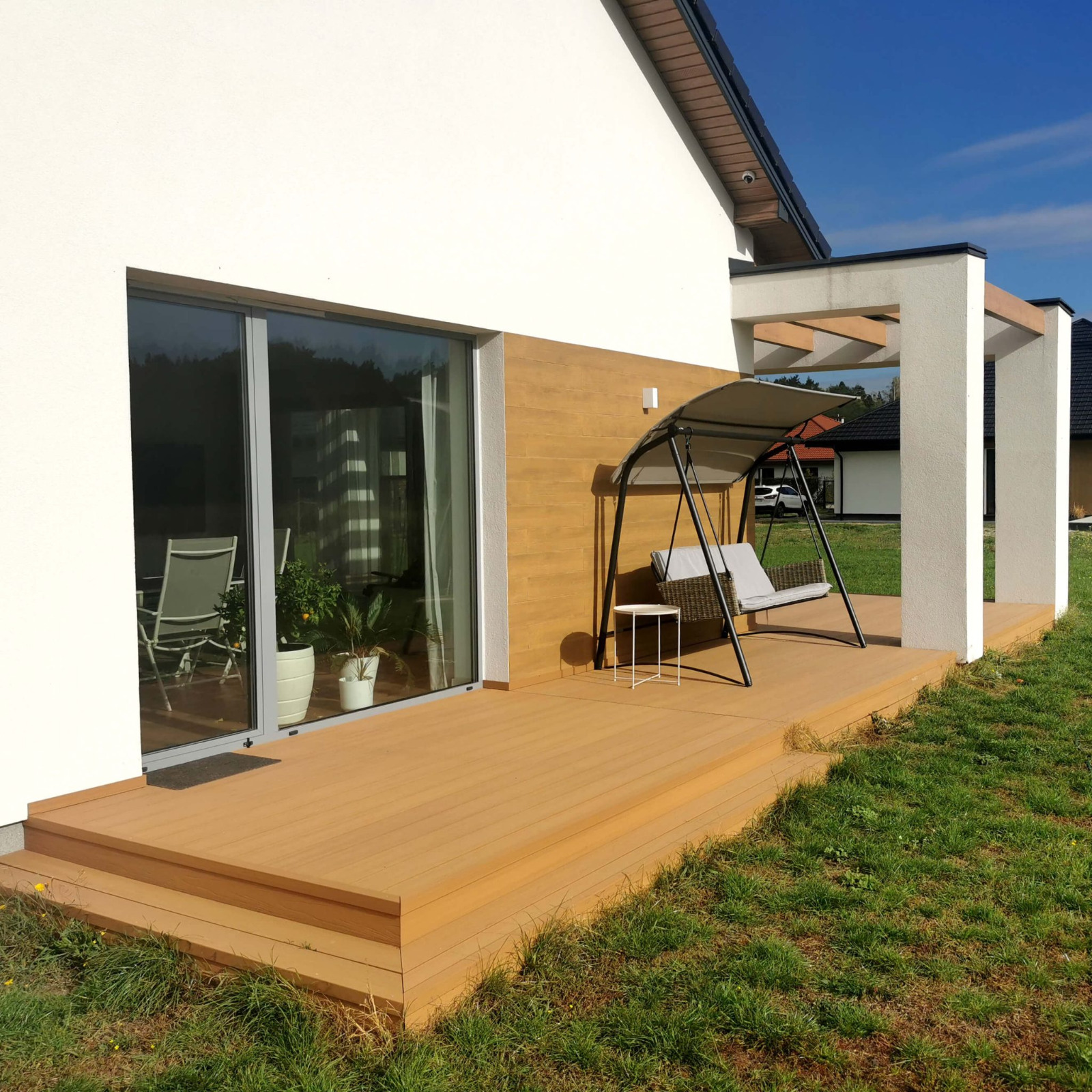 Terrassengestaltung mit Premium WPC Terrassendielen in der Farbe Natur-Eiche