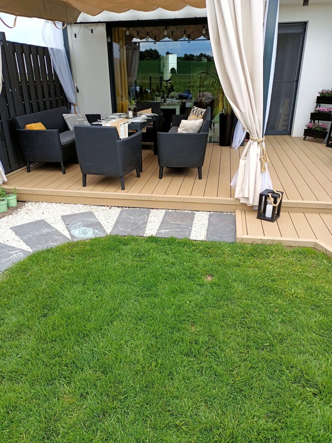 Terrassengestaltung aus Standard WPC-Terrassendielen in der Farbe Honey Teak