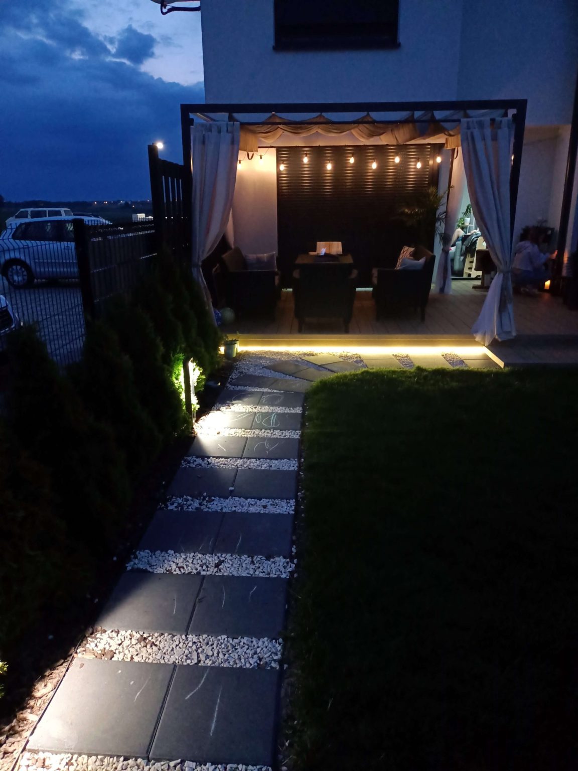 Terrassengestaltung aus Standard WPC-Terrassendielen in der Farbe Honey Teak